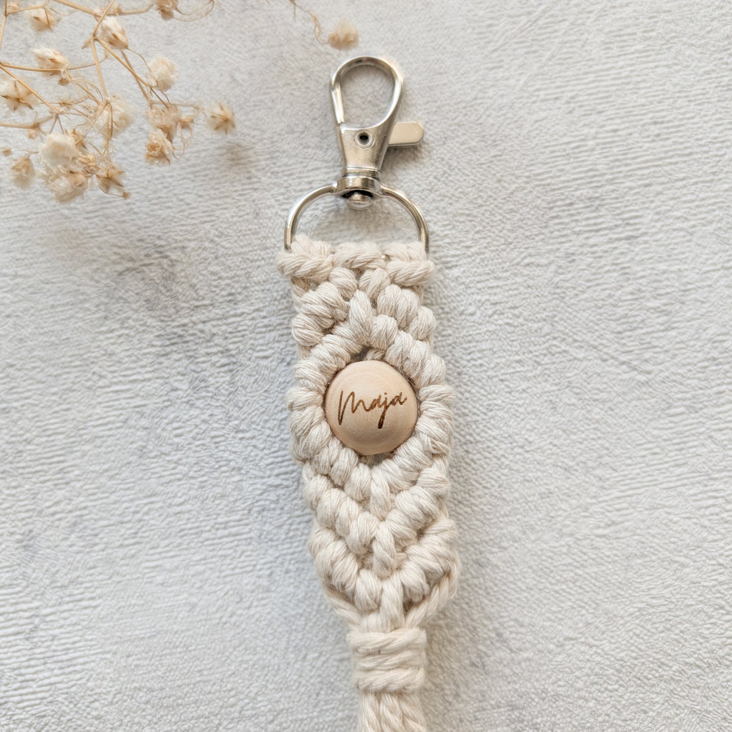 Personalisierter Makramee-Schlüsselanhänger mit Holzperle
