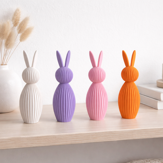 3D gedruckte bunte Osterhasen im moderen Stil und feiner Rillenstruktur
