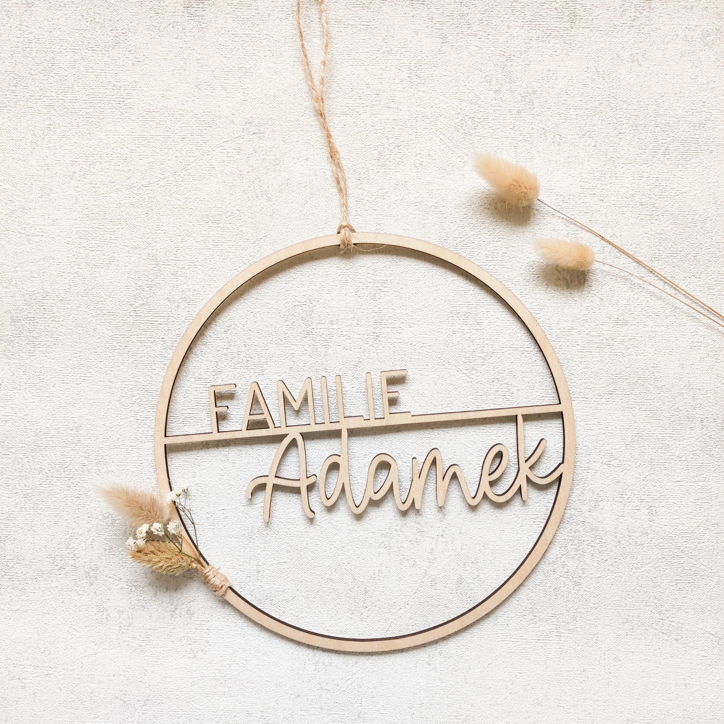 Personalisierter Holzkranz mit Familiennamen