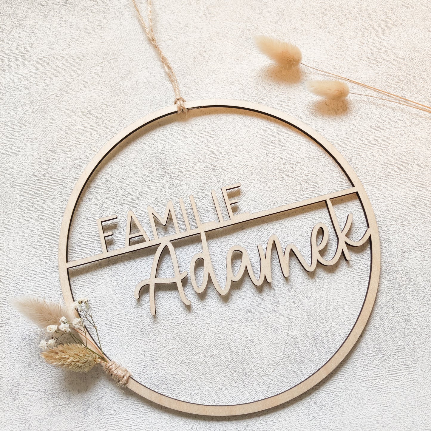 Personalisierter Holzkranz mit Familiennamen