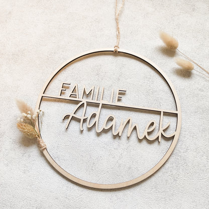 Personalisierter Holzkranz mit Familiennamen