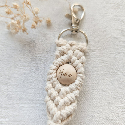 Makramee-Schlüsselanhänger mit Holzperle