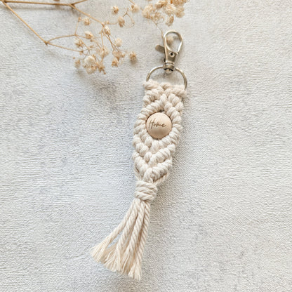 Makramee-Schlüsselanhänger mit Holzperle