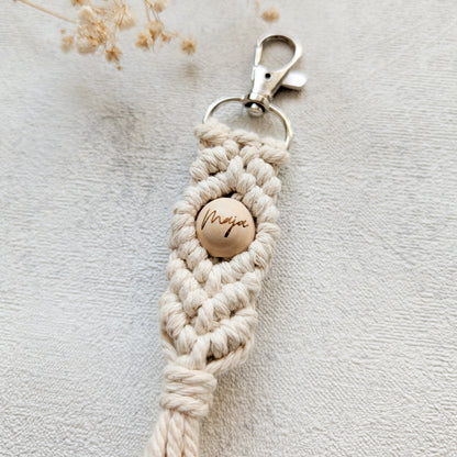 Personalisierter Makramee-Schlüsselanhänger mit Holzperle
