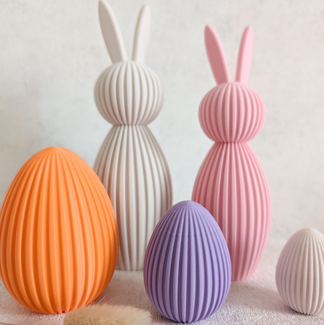 Übersicht aller Osterartikel. Osterhasen und Ostereier in verschiedenen Größen und Farben