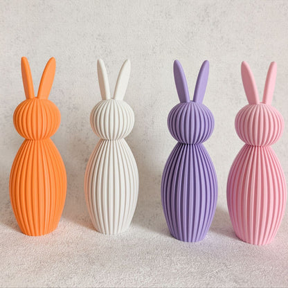 3D gedruckte bunte Osterhasen im moderen Stil und feiner Rillenstruktur