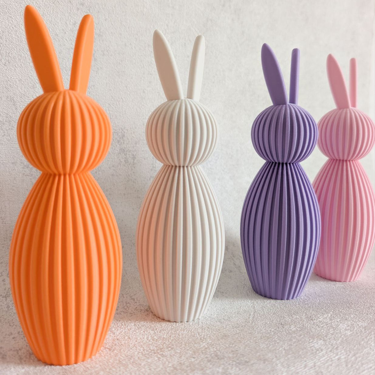 3D gedruckte bunte Osterhasen im moderen Stil und feiner Rillenstruktur