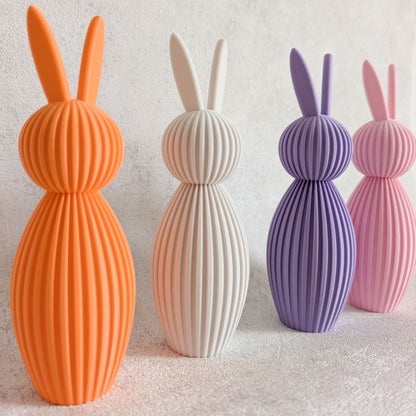 3D gedruckte bunte Osterhasen im moderen Stil und feiner Rillenstruktur